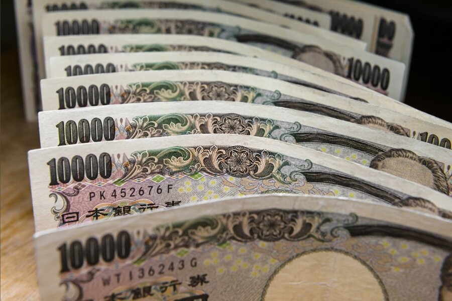 CWG资讯：周一日本央行行长植田和男释放可能结束负利率的重磅信号，日元兑主要货币全线走强；