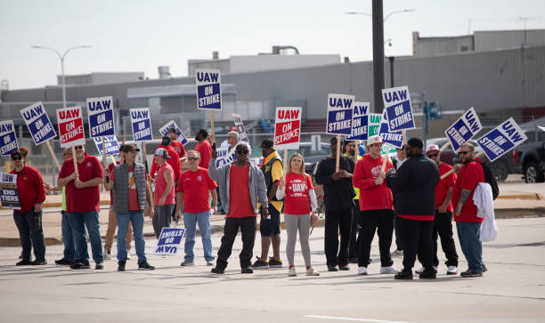 行业动态 | UAW 历史性罢工，斯特兰蒂斯涨超 2% 
